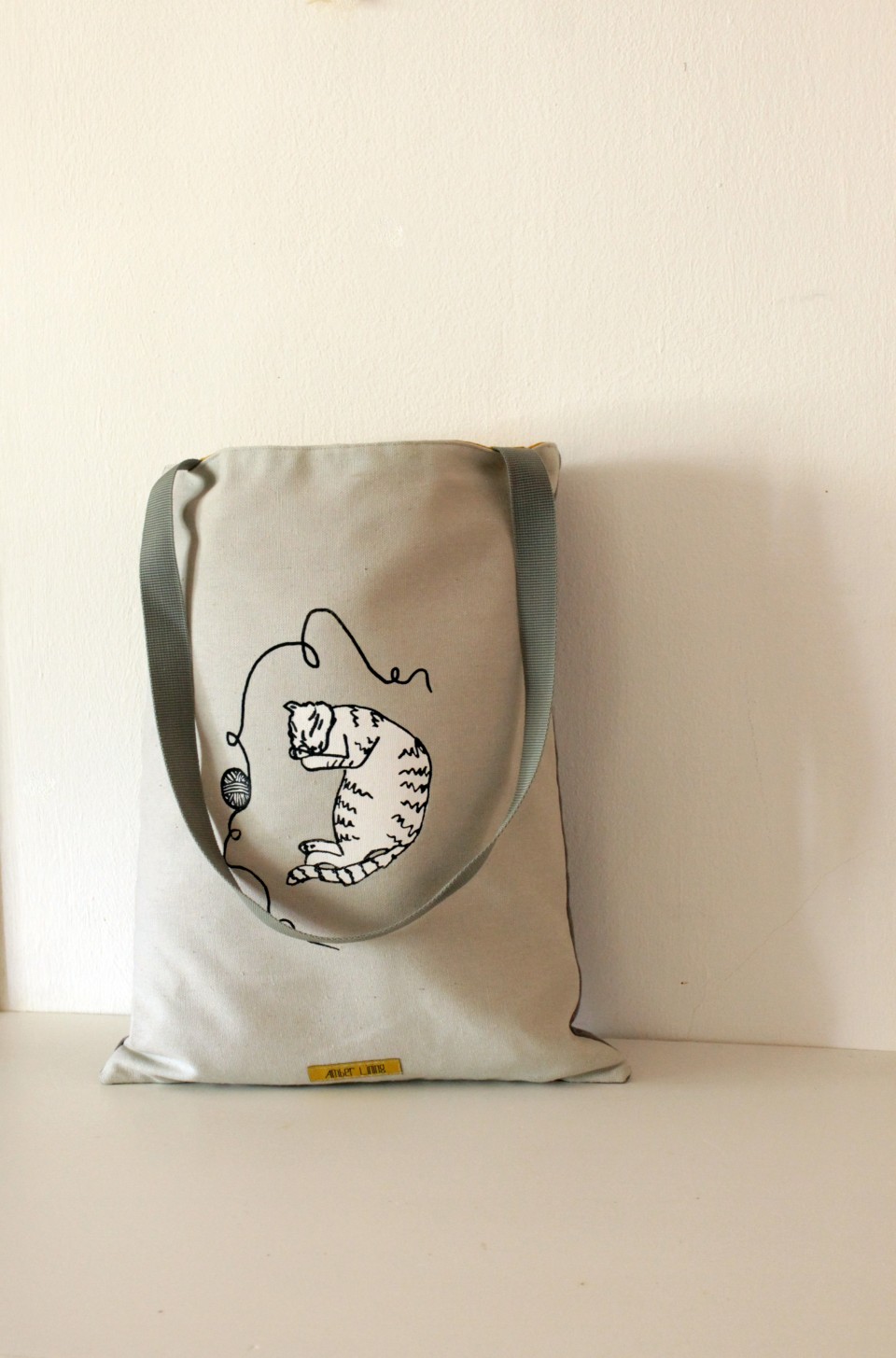 Cat light grey tote