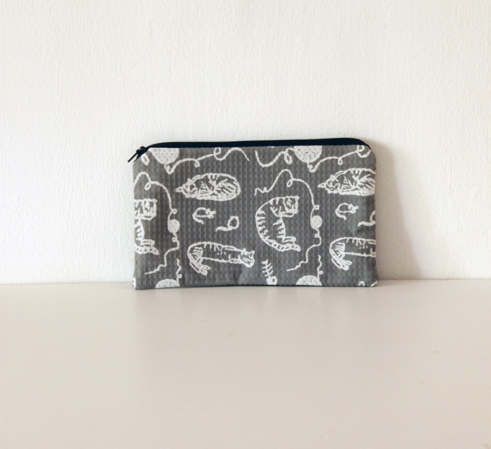 Grey pique cats pouch