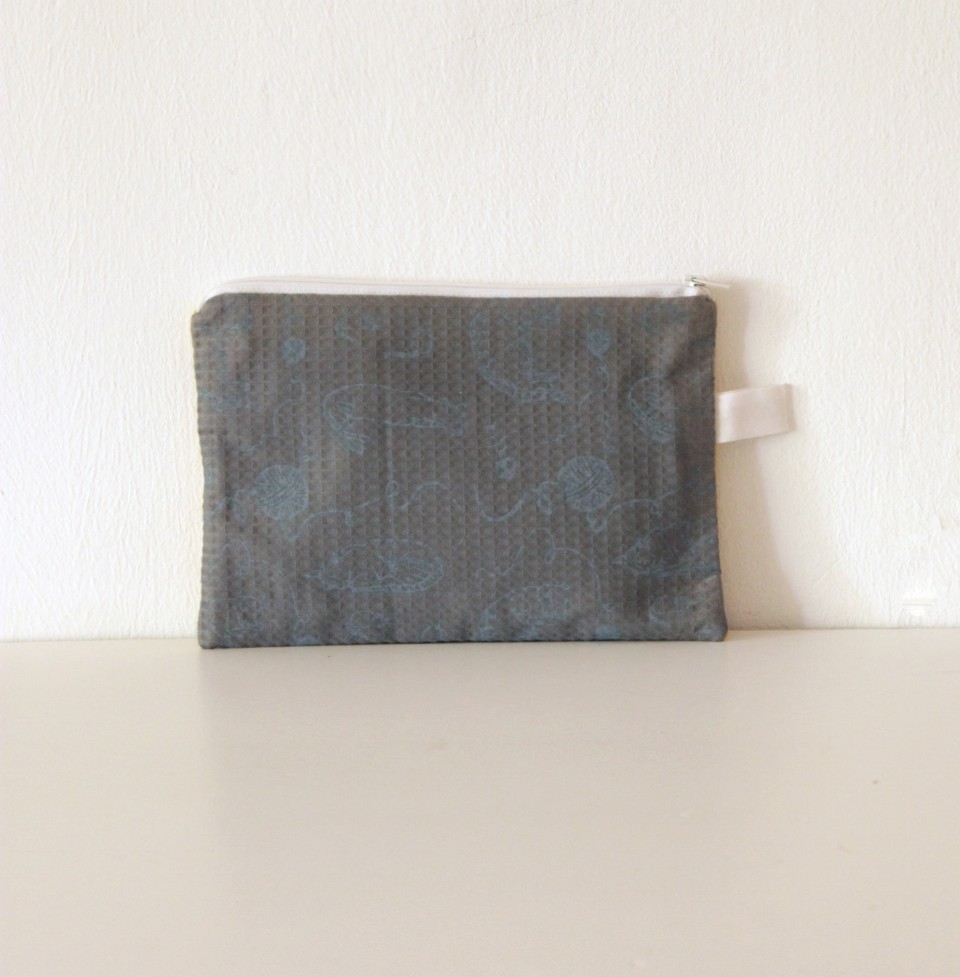 Gray cats pique pouch