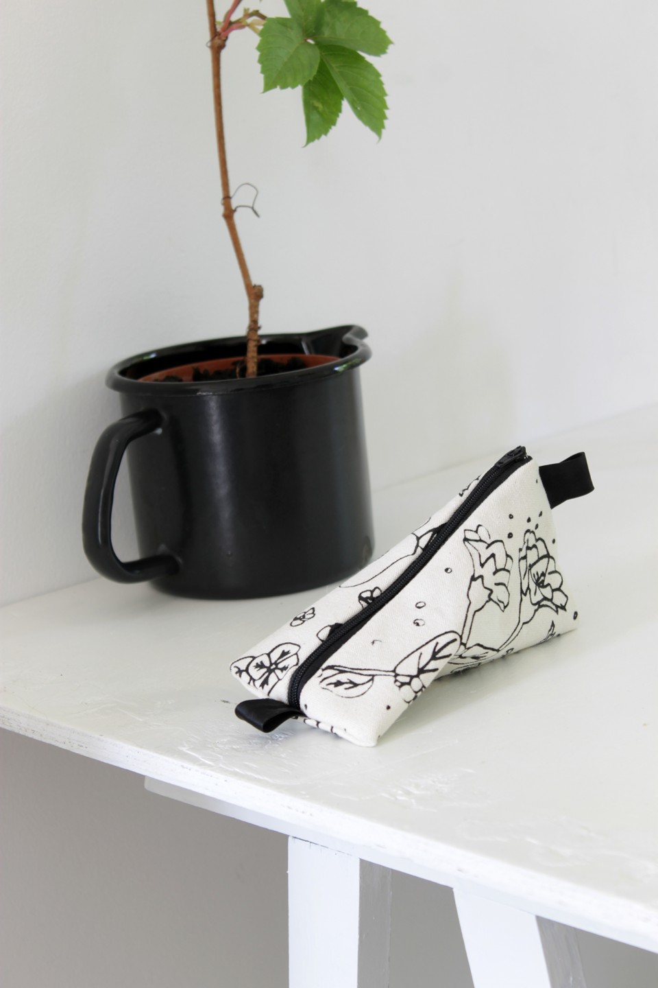 Black flowers pouch